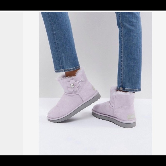 UGG MINI BAILEY BUTTON POPPY - Picture 2 of 8